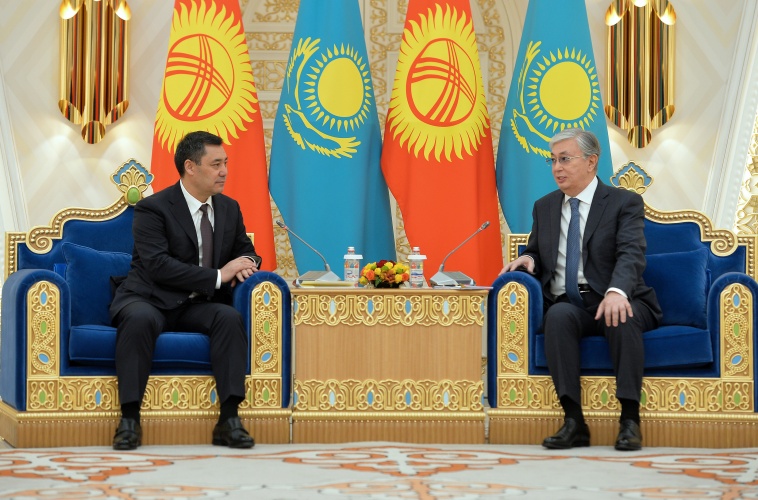 Kırgızistan Cumhurbaşkanı Sadır Caparov, resmi ziyareti kapsamında Kazakistan Devlet Başkanı Kassym-Jomart Tokayev ile bir araya geldi.
