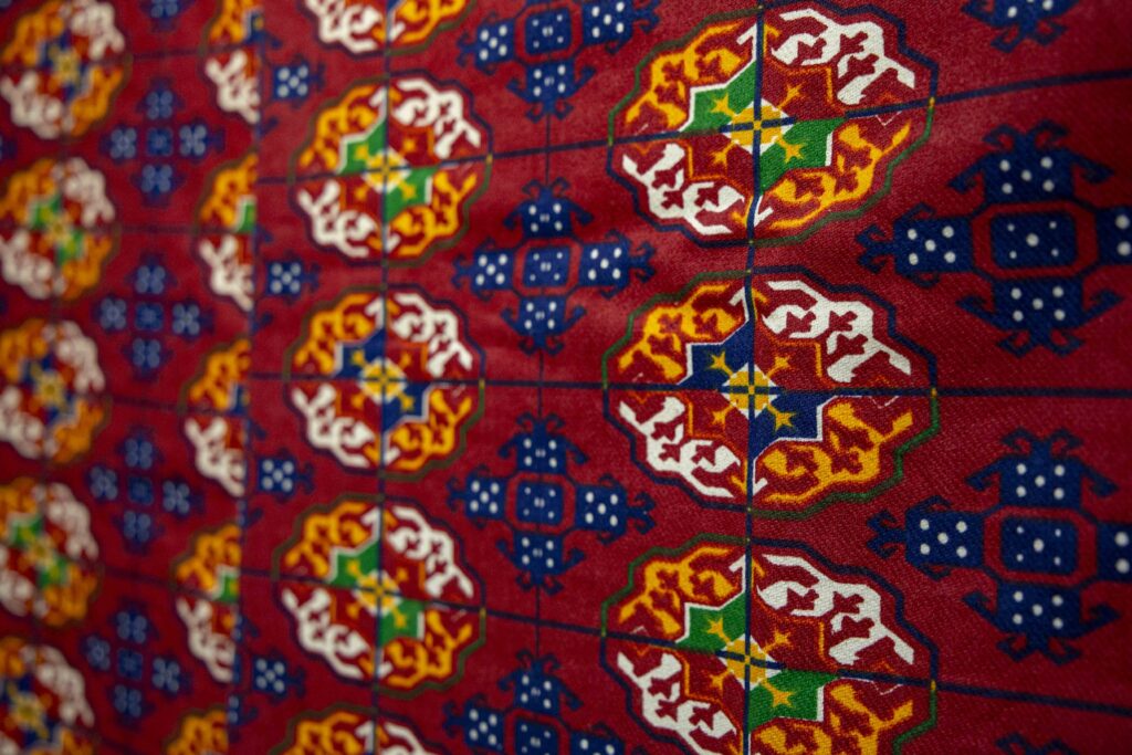 Türkmen Motifleriyle Sürdürülebilir Şıklık: Aşkabat Tekstil Koleksiyonları