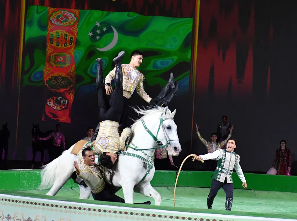 Türkmenistan’ın “Galkynyş” Grubu, Uluslararası Başarılarını Balkabad’da Kutladı