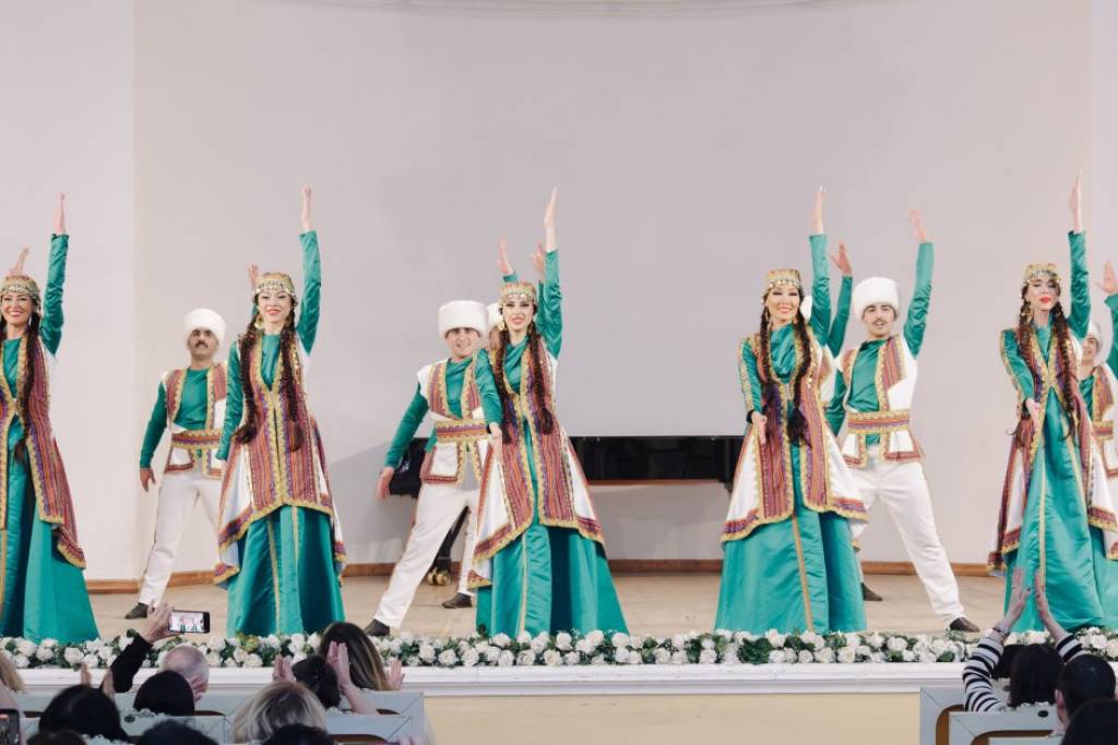 Bakü’de Türk Dünyasının Renkleri Sahneye Taşındı