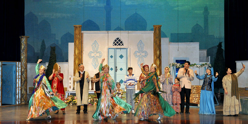 Kültürler Buluşuyor: Özbek Müzikal Komedisi Türkmence Sahnede