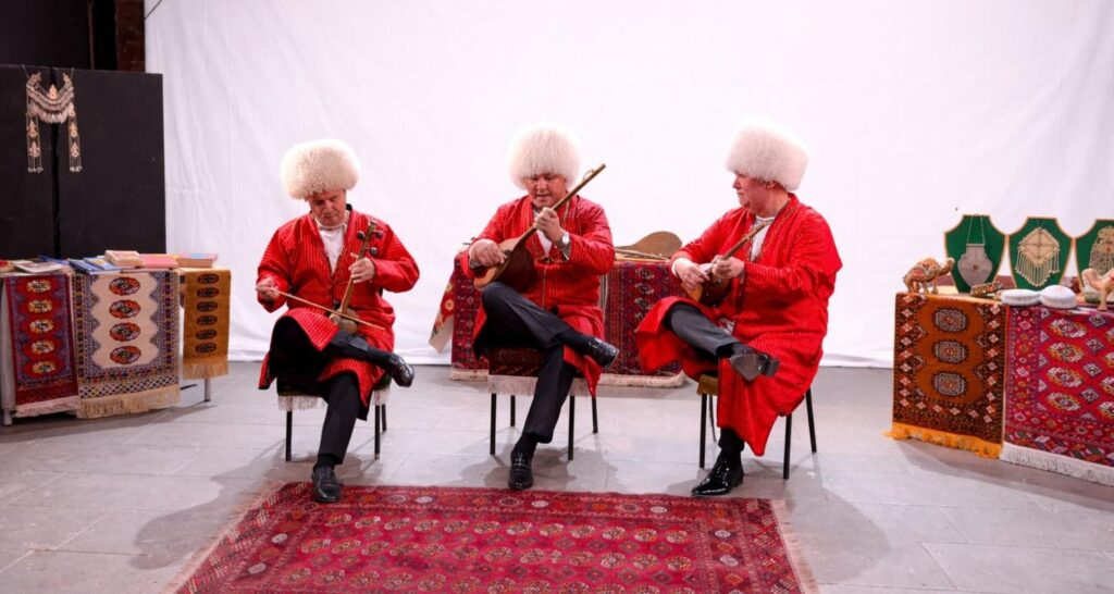 Türkmen Ezgileri Paris’te Yankılandı