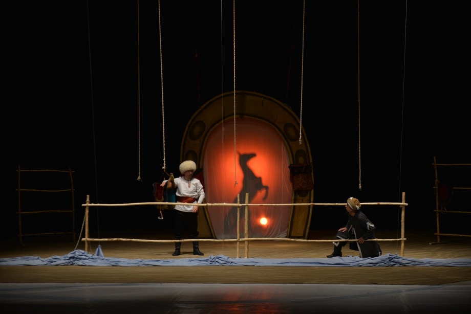 Türkmen Atı Onuruna Tiyatrolarda Prömiyer Rüzgârı