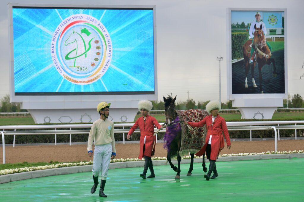 Türkmenistan’da Bahar At Yarışları Başladı: Akhalteke Atları Piste Çıktı