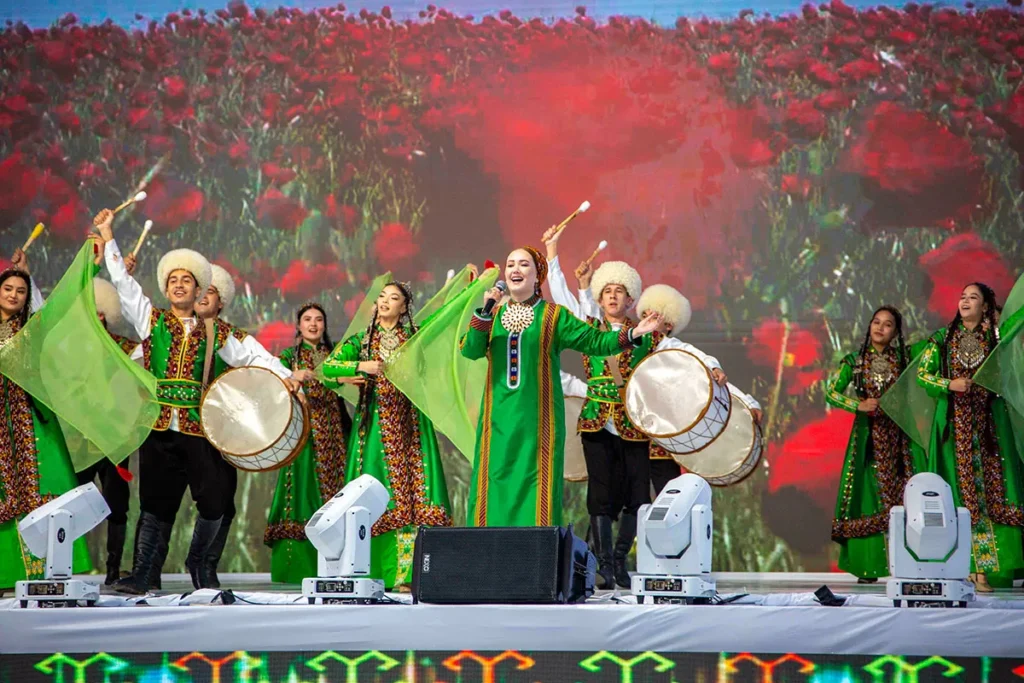 Türkmenistan’da Anayasa ve Devlet Bayrağı Günü Coşku Dolu Konserle Kutlandı