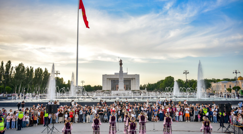 Bişkek’te Ala-Too Meydanı’nda Müzik Gecesi Düzenlendi