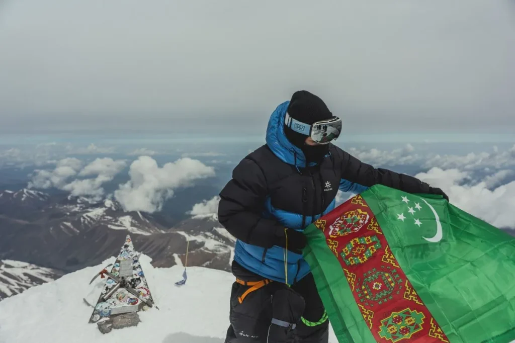 Aşkabatlı Dağcı Elbrus Zirvesine Ulaştı