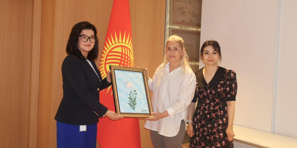 Türkiye’nin Geleneksel Ebru Sanatı Kırgızistan’da Sergileniyor