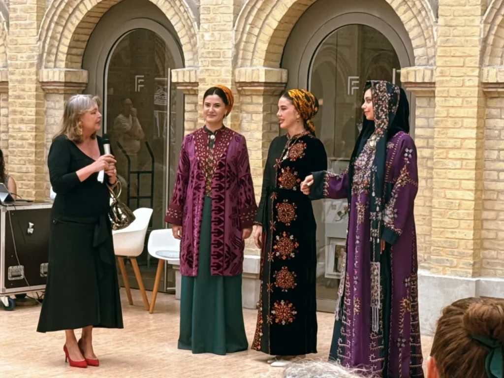 Türkmen Nakış Sanatı Fransa’da Moda Dünyasıyla Buluştu