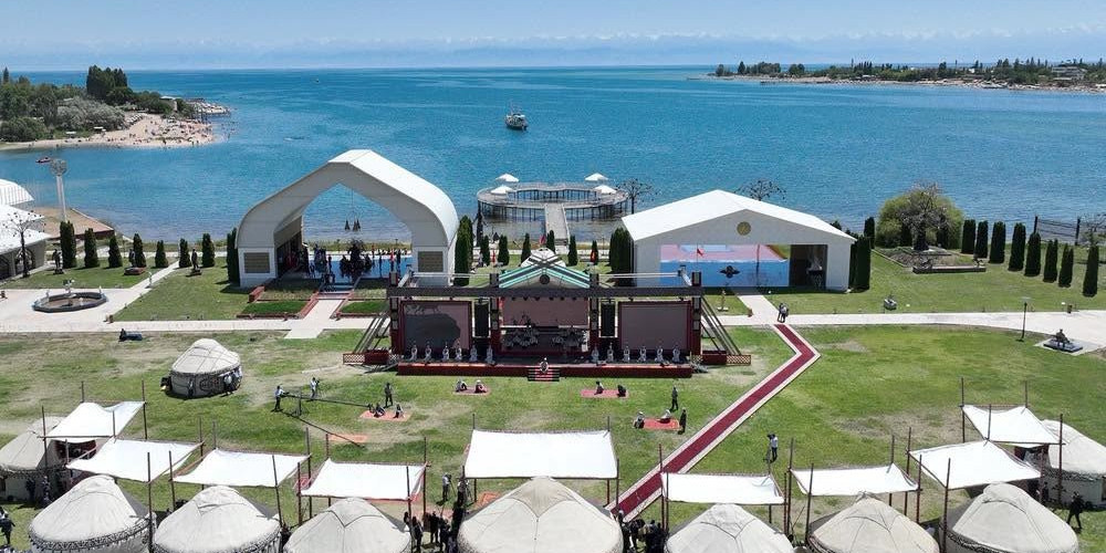 Issık Göl Kıyısında Sanat Şöleni: ŞİÖ Ülkelerinden 10 Ülke Çolpon-Ata’da Buluşuyor