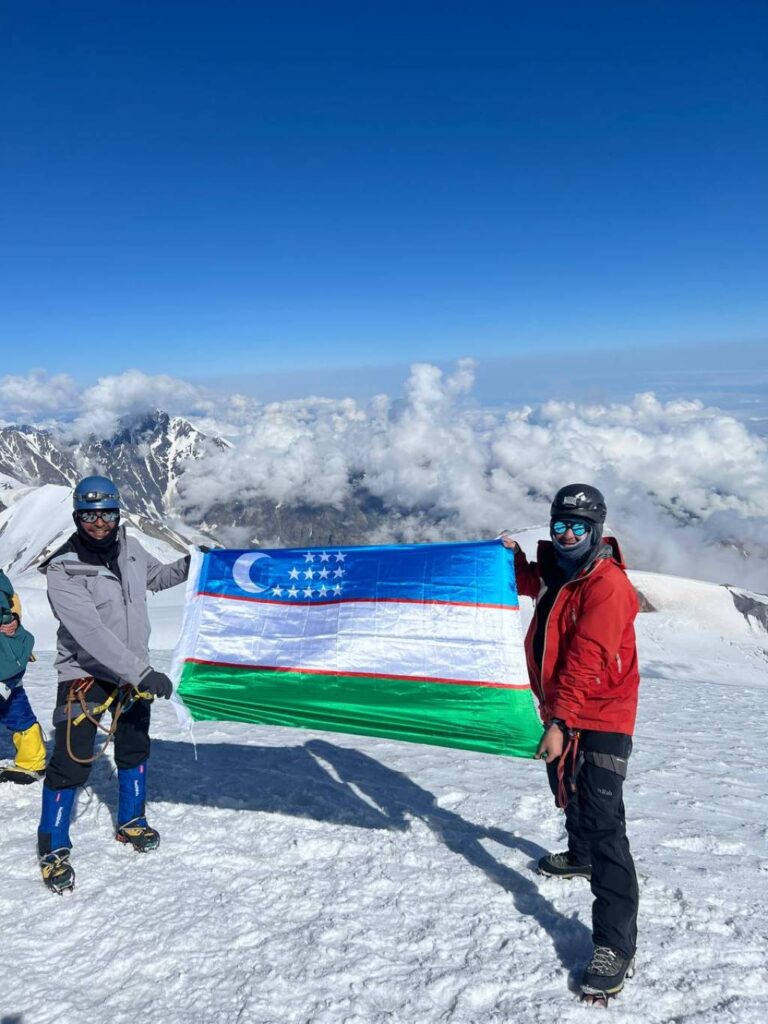 Kazbek’in zirvesinde Özbekistan Ulusal Bankası Bayrağı Dalgalandı