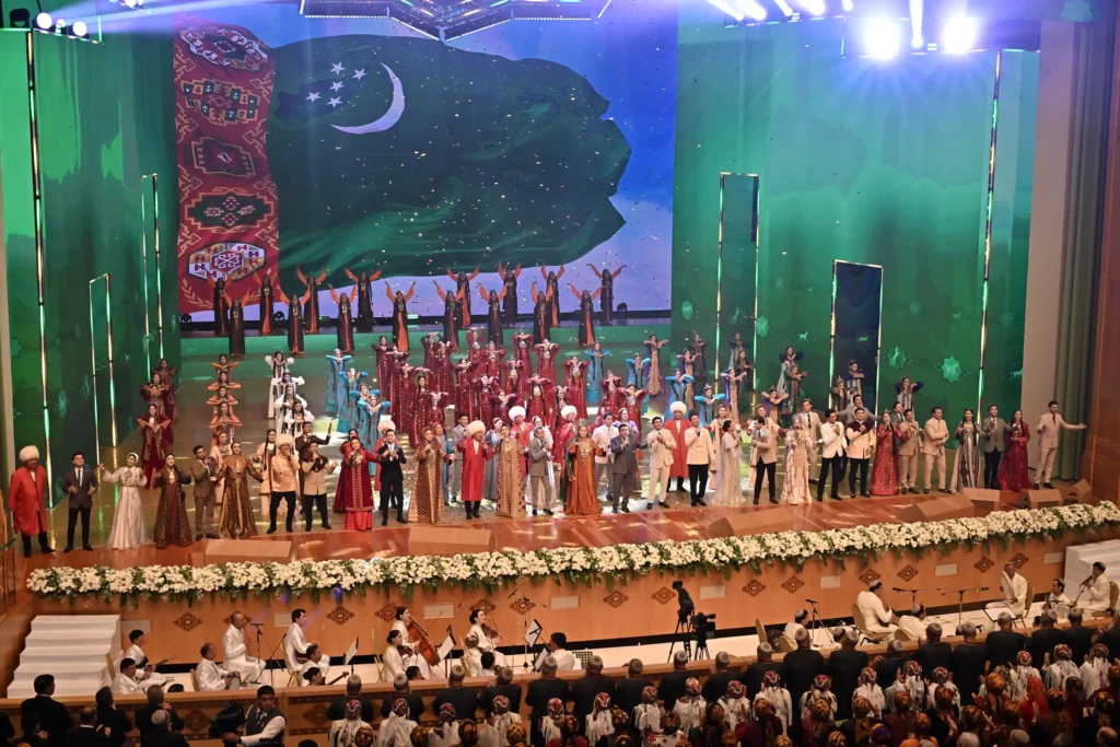Aşkabat’ta Türkmenistan Cumhurbaşkanı’nın Katılımıyla Görkemli Bayram Konseri
